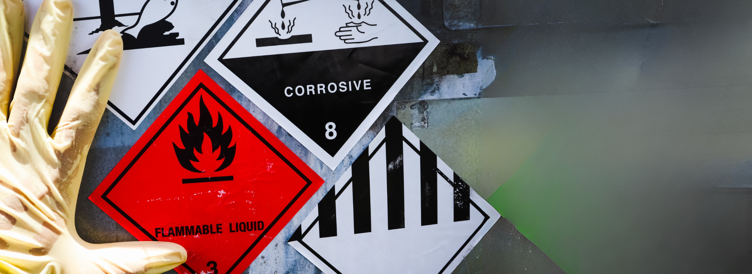 Placards, Gefahrgutschilder und Gefahrgutaufkleber — worauf es ankommt